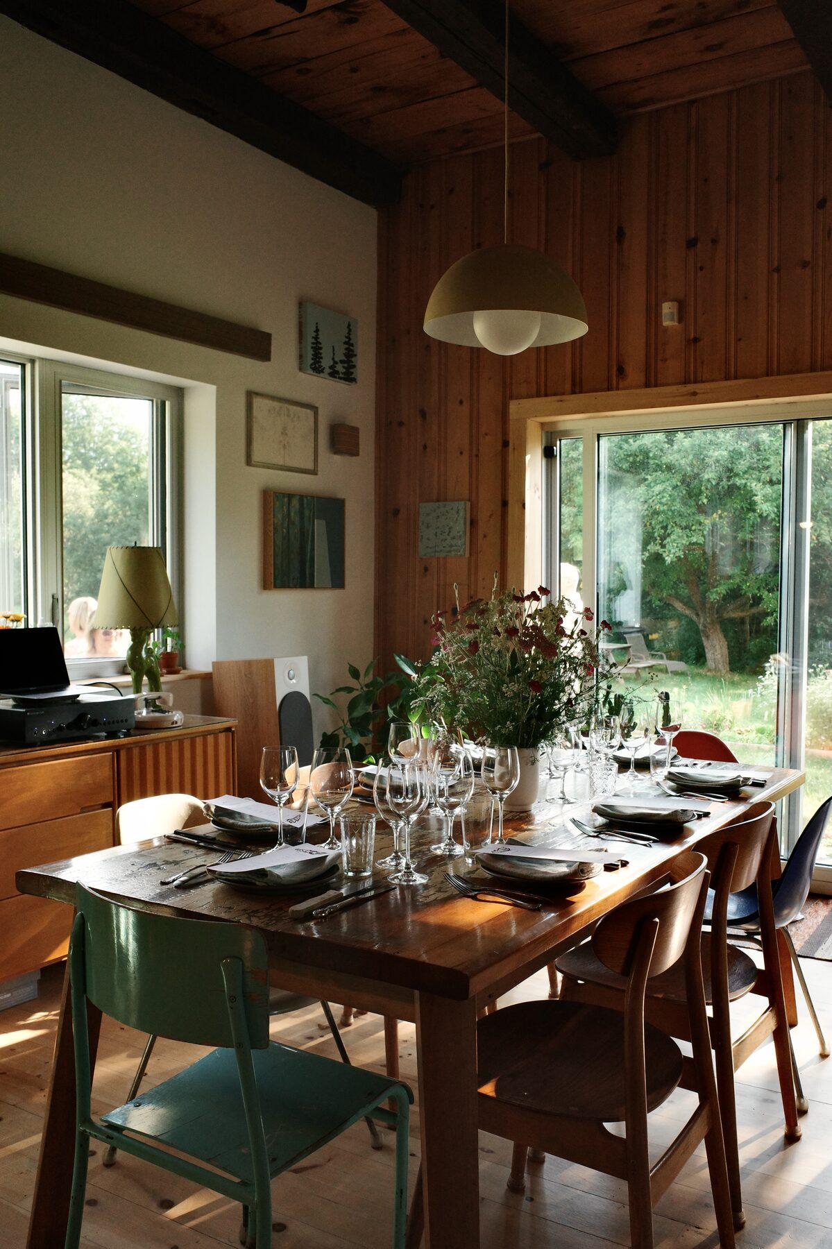 Table dressée pour un souper à domicile Ardence